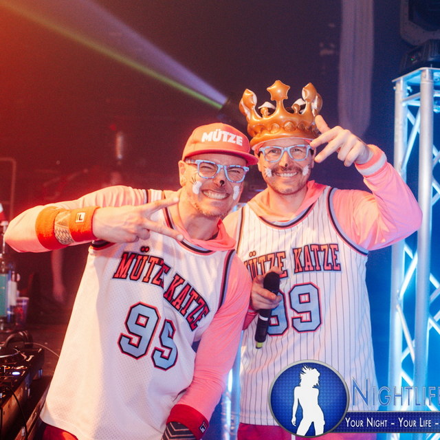 Mega 90er/2000er Party mit Mütze Katze